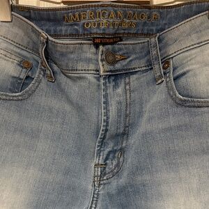 American eagle jeans 
Waist 32 L 30 like new
Light wash